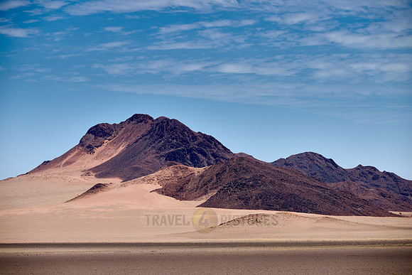 dry mountain landscape of the arid Namib-Naukluft Park