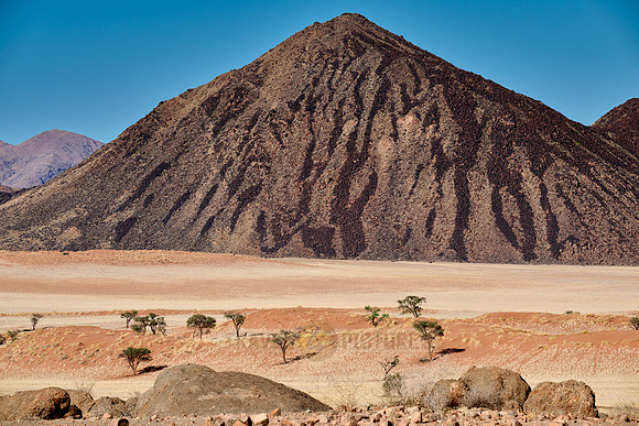 dry mountain landscape of the arid Namib-Naukluft Park