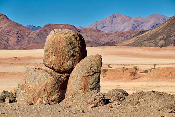 dry mountain landscape of the arid Namib-Naukluft Park