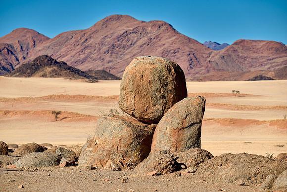 dry mountain landscape of the arid Namib-Naukluft Park