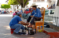 Shoe shine in the Plaza Borda