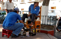 Shoe shine in the Plaza Borda