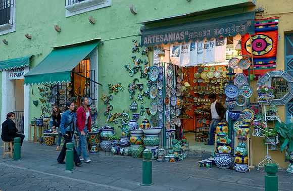 Exterior shot of a shop with typical ceramics from majolica distilleries