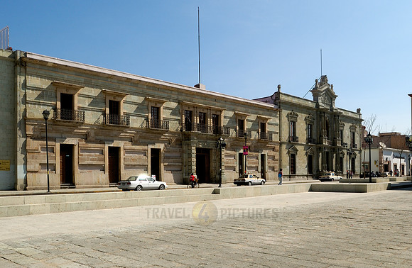 Exterior shot of the University of Benito Juarez