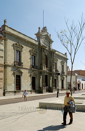 Exterior shot of the University of Benito Juarez