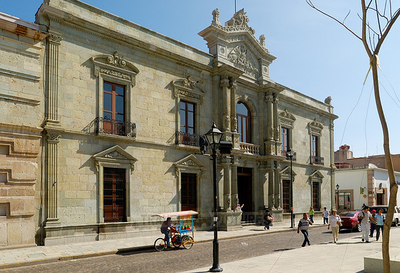 Exterior shot of the University of Benito Juarez