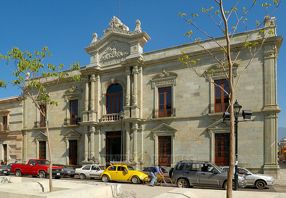 Exterior shot of the University of Benito Juarez