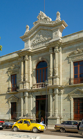 Exterior shot of the University of Benito Juarez