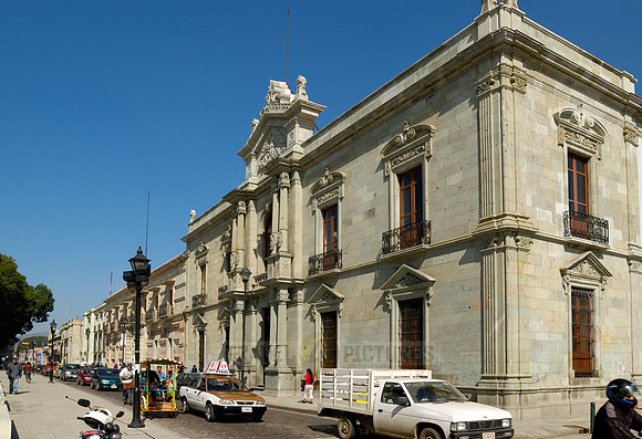 Exterior shot of the University of Benito Juarez