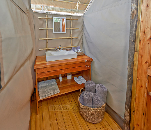 bathroom of room in Polentswa Tented Camp