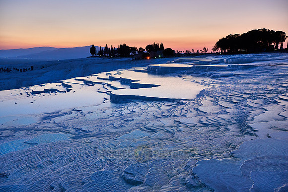 Sonnenuntergang hinter  Kalksinterterrassen von Pamukkale  |sunset behind Pamukkale travertine terraces|