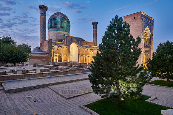 sunrise over illuminated Amir-Timur-Mausoleum