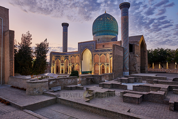 sunrise over illuminated Amir-Timur-Mausoleum