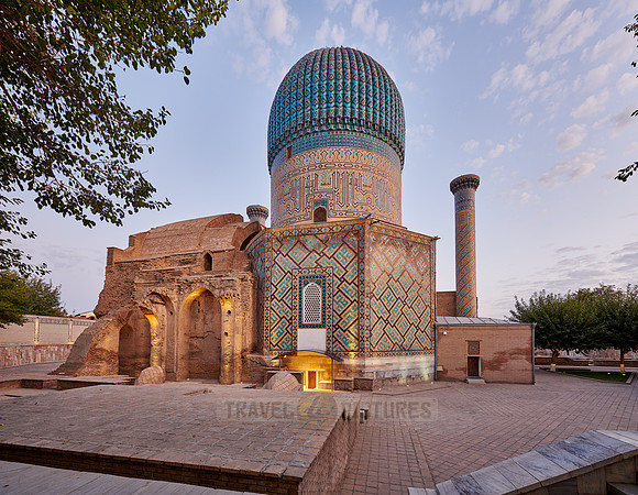 morning light on Amir-Timur-Mausoleum