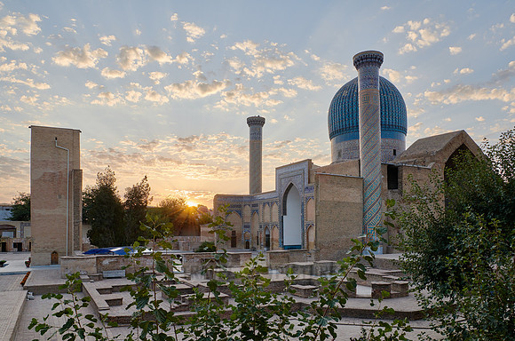 sunrise over Amir-Timur-Mausoleum