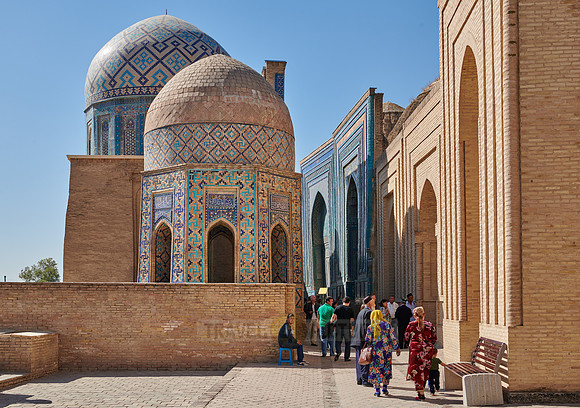 tourists in necropolis Shah-i-Zinda