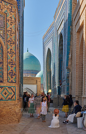 tourists in necropolis Shah-i-Zinda
