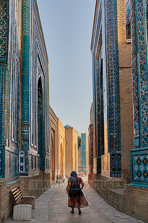 traditional woman in necropolis Shah-i-Zinda