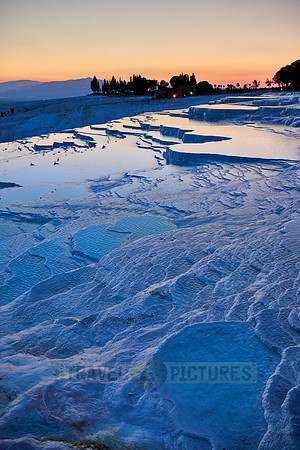 Sonnenuntergang hinter  Kalksinterterrassen von Pamukkale  |sunset behind Pamukkale travertine terraces|