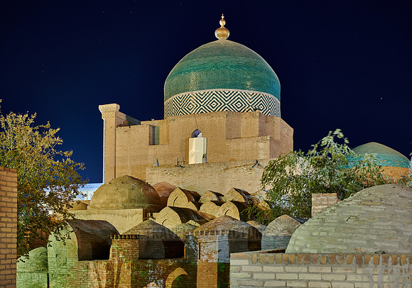 night shot of Pakhlavan Makhmoud Mausoleum