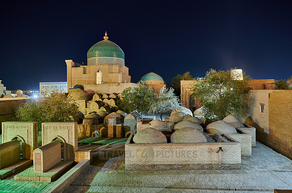 night shot of Pakhlavan Makhmoud Mausoleum