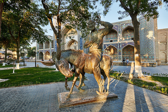 Monument of Naserudin Hodja at Nadir Divan Begi madrassah