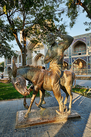 Monument of Naserudin Hodja at Nadir Divan Begi madrassah
