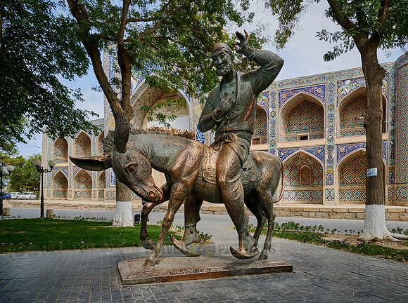 Monument of Naserudin Hodja at Nadir Divan Begi madrassah