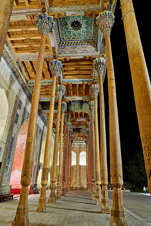 night shot of illuminated Bolo Hovuz Mosque or Bolo Hauz mosque