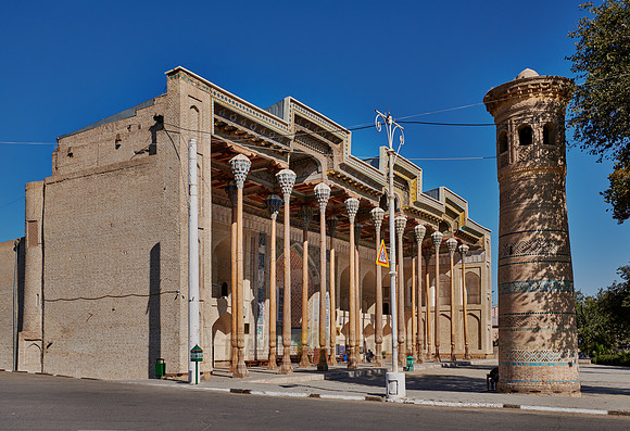 Columns of Bolo Hovuz Mosque or Bolo Hauz mosque