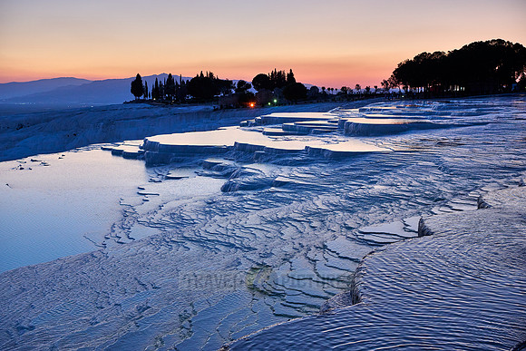 Sonnenuntergang hinter  Kalksinterterrassen von Pamukkale  |sunset behind Pamukkale travertine terraces|