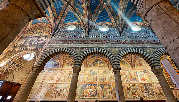 Innenaufnahme mit Fresken der Duomo di Santa Maria Assunta, San Gimignano  | The interior of the Collegiata di Santa Maria Assunta. Duomo Cathedral,  San Gimignano|