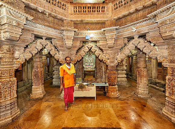 inside Chandraprabhu Jain Temple