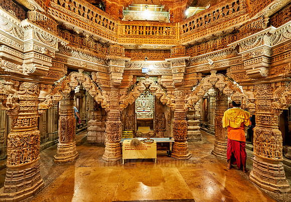 inside Chandraprabhu Jain Temple