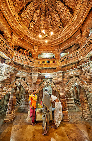 inside Chandraprabhu Jain Temple