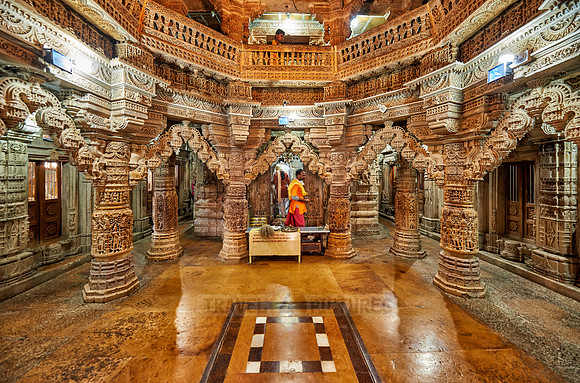 inside Chandraprabhu Jain Temple