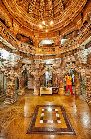inside Chandraprabhu Jain Temple