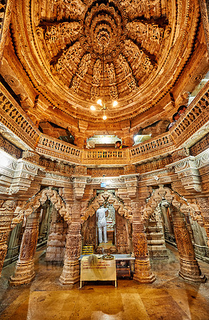 inside Chandraprabhu Jain Temple