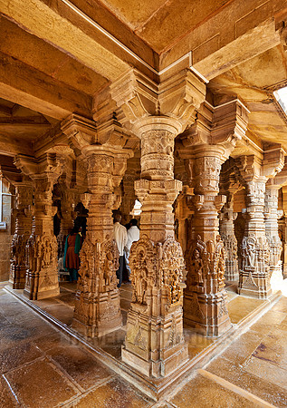 inside Chandraprabhu Jain Temple