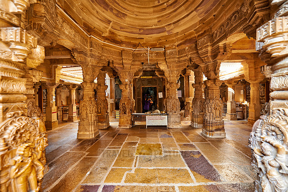 inside Chandraprabhu Jain Temple