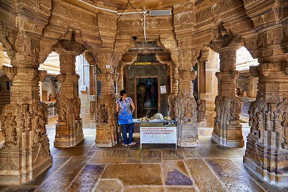 inside Chandraprabhu Jain Temple