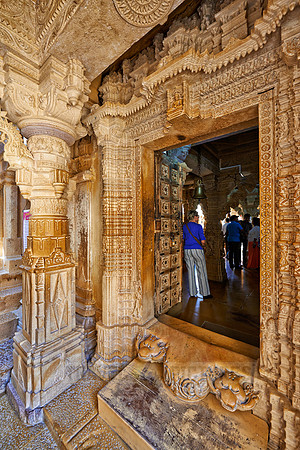 inside Chandraprabhu Jain Temple