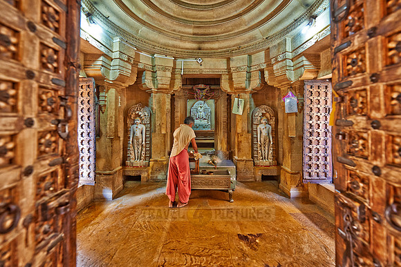 inside Chandraprabhu Jain Temple