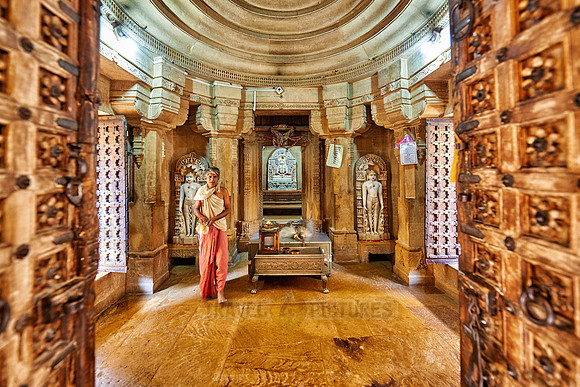 inside Chandraprabhu Jain Temple