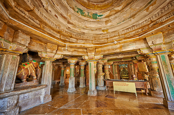 inside Chandraprabhu Jain Temple