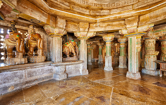 inside Chandraprabhu Jain Temple