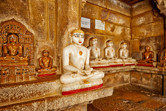 inside Chandraprabhu Jain Temple