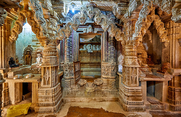 inside Chandraprabhu Jain Temple
