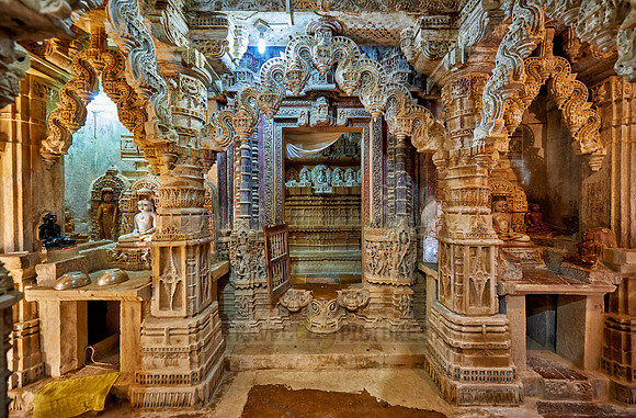 inside Chandraprabhu Jain Temple