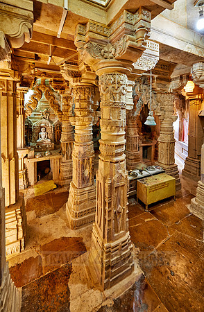 inside Chandraprabhu Jain Temple